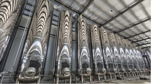 What factors can affect the operation of molecular distillation equipment?